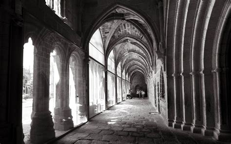  A Sombra da Catedral Entre Sombras e Elegância: Um Banquete para os Ouvidos Góticos